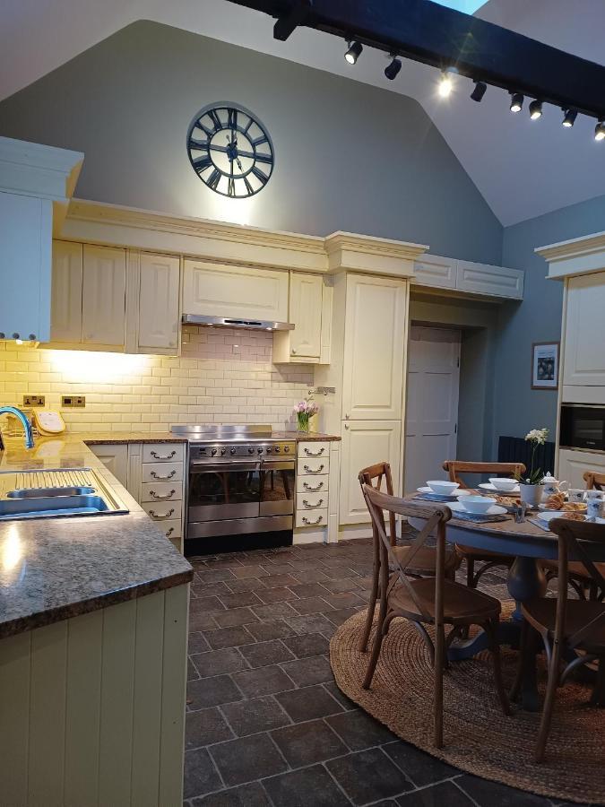 The West Wing At Eriviat Hall Hot Tub Henllan  エクステリア 写真
