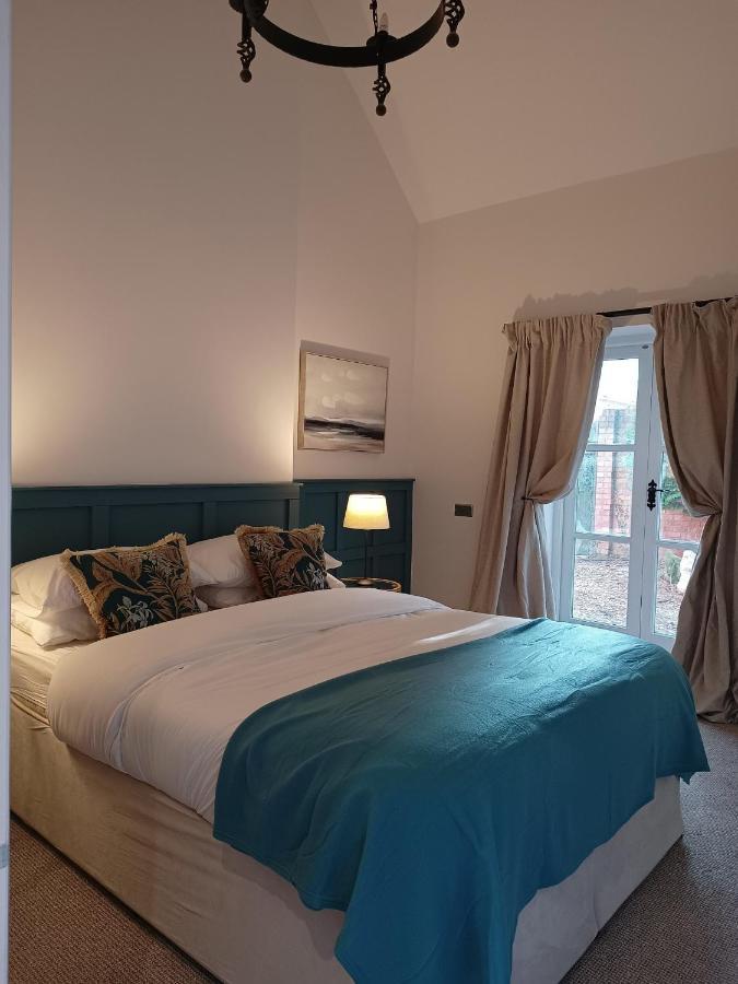 The West Wing At Eriviat Hall Hot Tub Henllan  エクステリア 写真