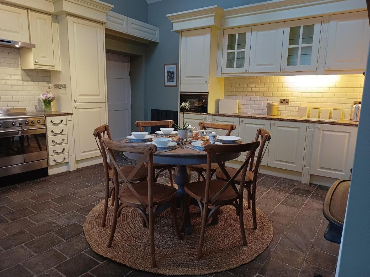 The West Wing At Eriviat Hall Hot Tub Henllan  エクステリア 写真