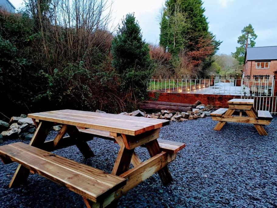 The West Wing At Eriviat Hall Hot Tub Henllan  エクステリア 写真