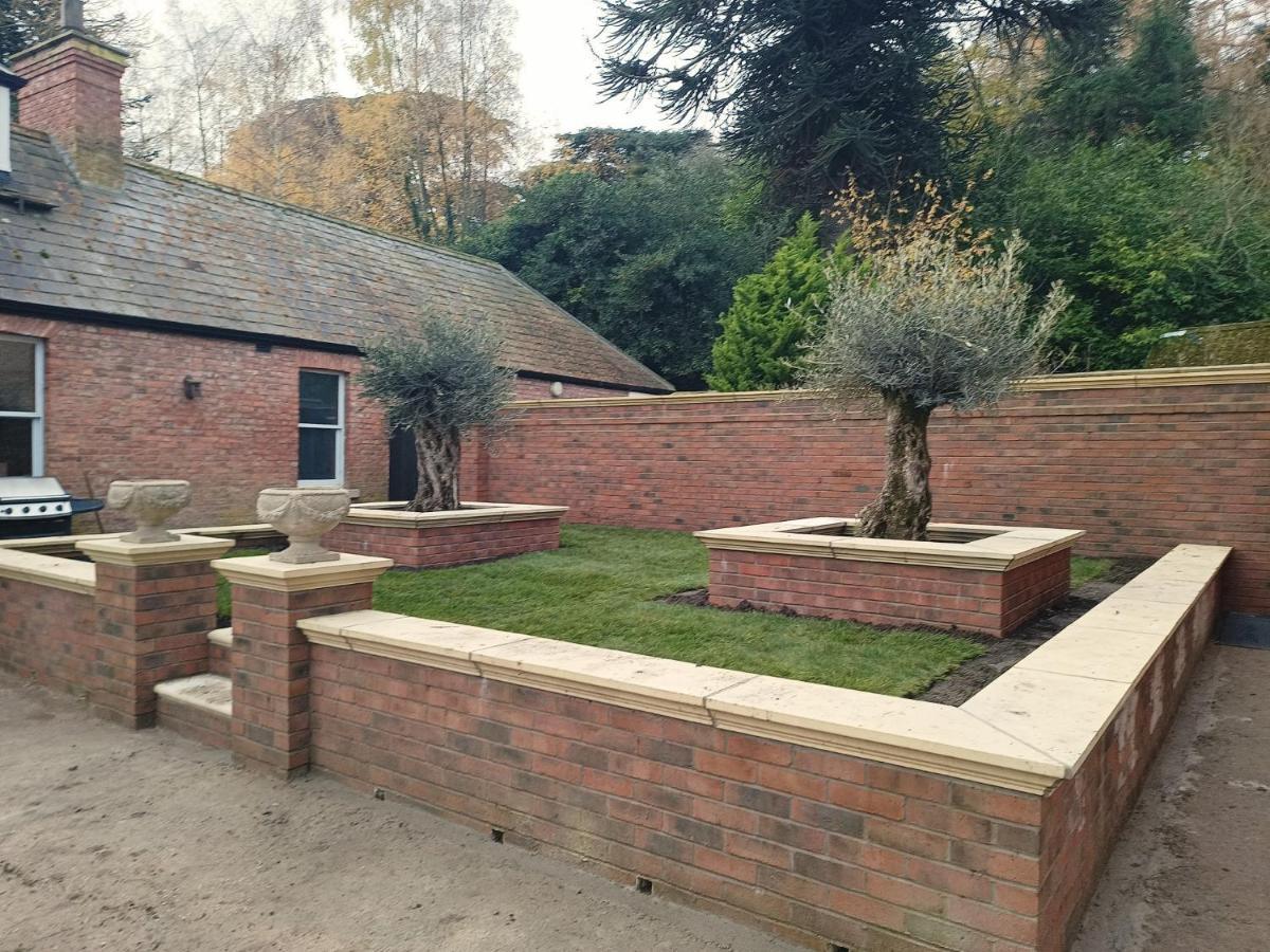 The West Wing At Eriviat Hall Hot Tub Henllan  エクステリア 写真