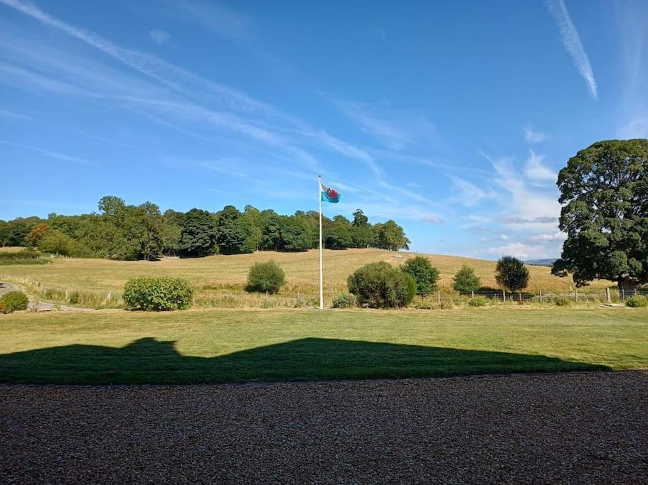 The West Wing At Eriviat Hall Hot Tub Henllan  エクステリア 写真