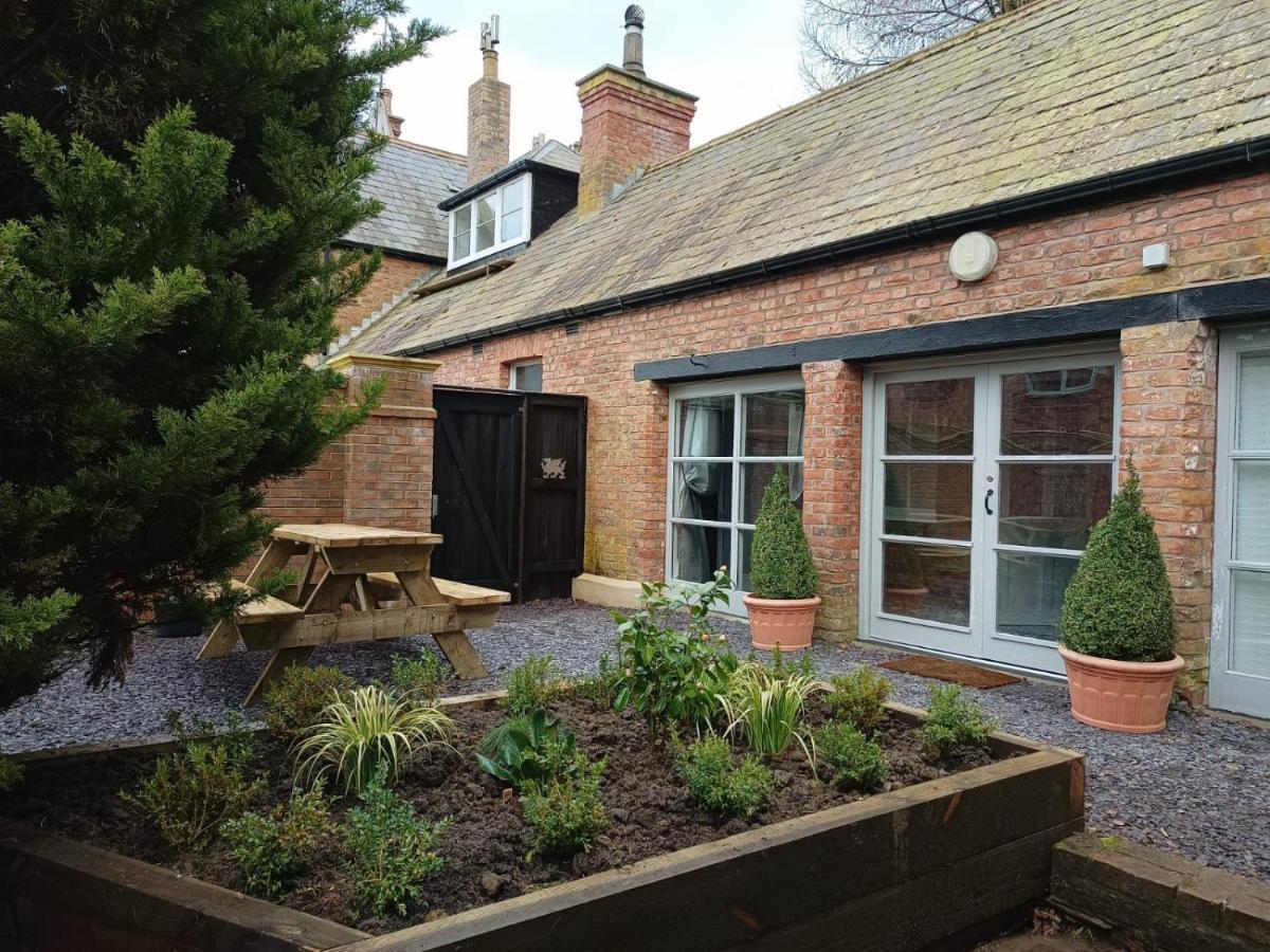 The West Wing At Eriviat Hall Hot Tub Henllan  エクステリア 写真