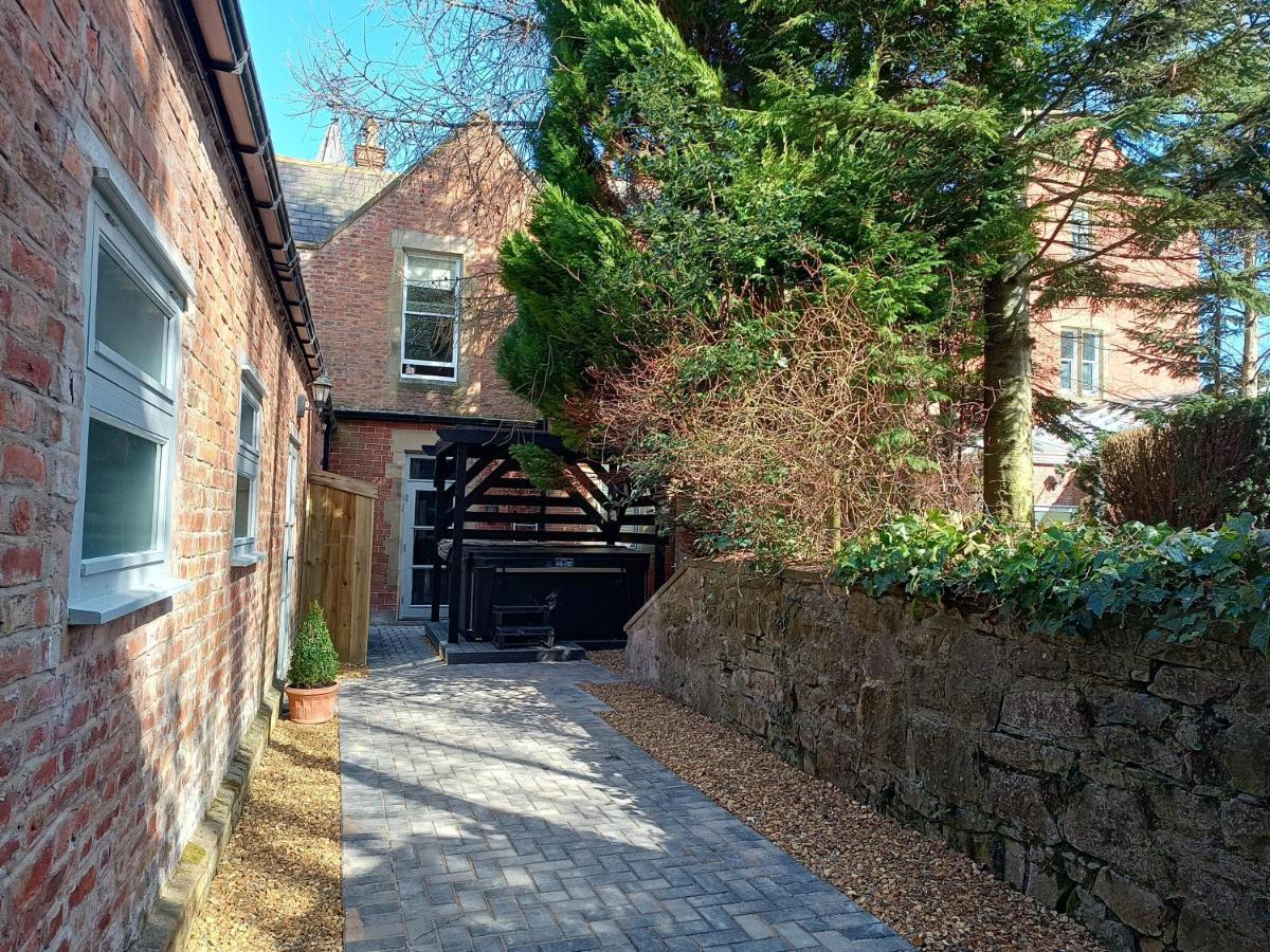 The West Wing At Eriviat Hall Hot Tub Henllan  エクステリア 写真