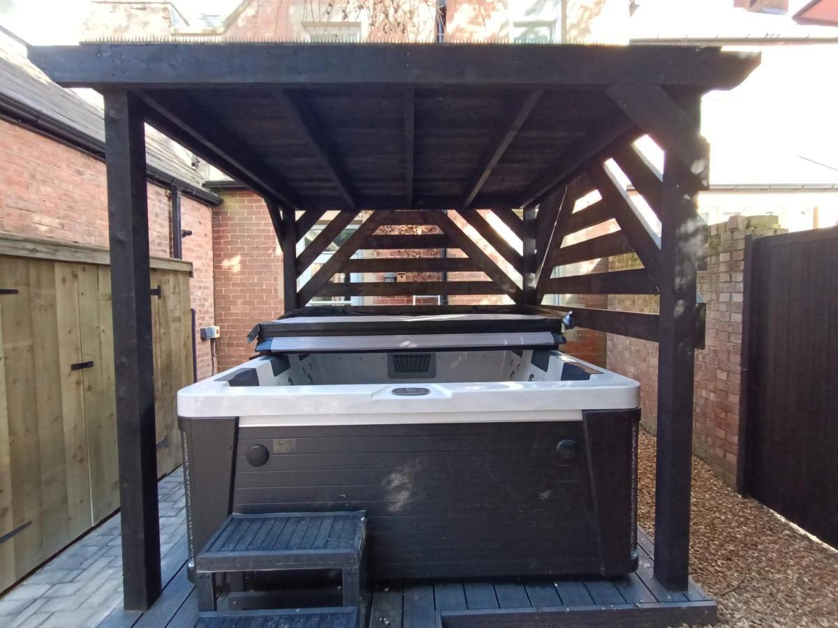 The West Wing At Eriviat Hall Hot Tub Henllan  エクステリア 写真