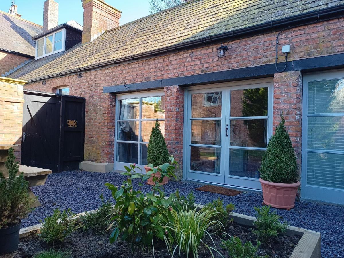 The West Wing At Eriviat Hall Hot Tub Henllan  エクステリア 写真