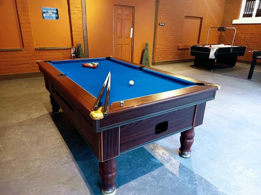 The West Wing At Eriviat Hall Hot Tub Henllan  エクステリア 写真