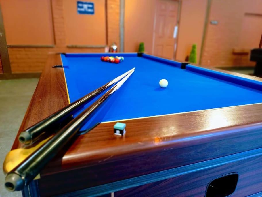 The West Wing At Eriviat Hall Hot Tub Henllan  エクステリア 写真