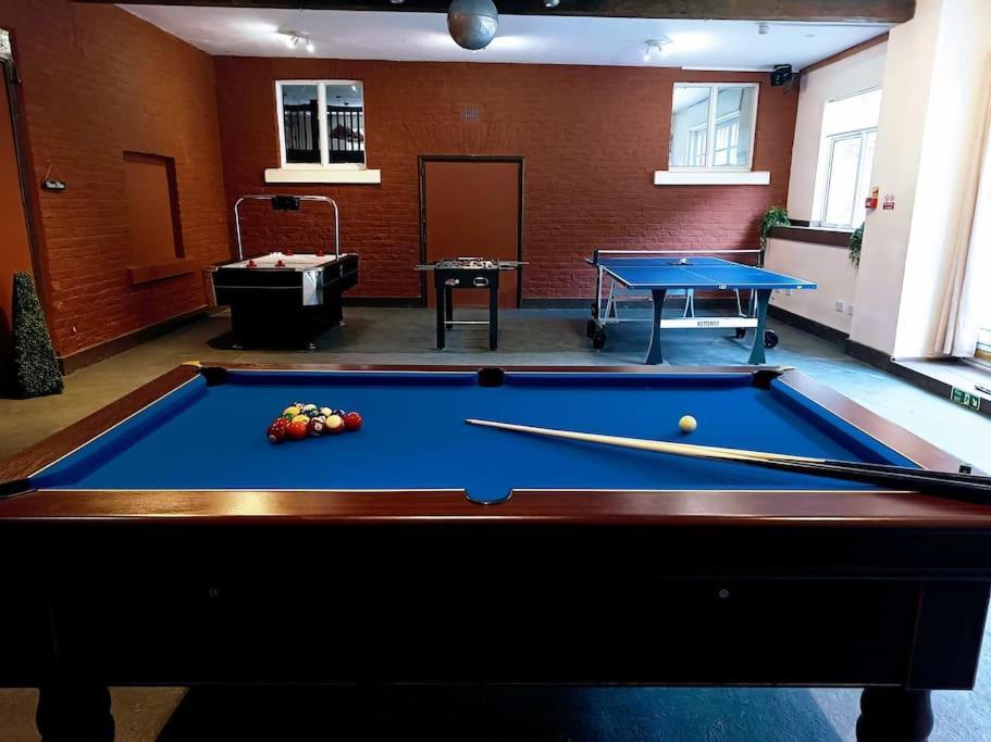 The West Wing At Eriviat Hall Hot Tub Henllan  エクステリア 写真