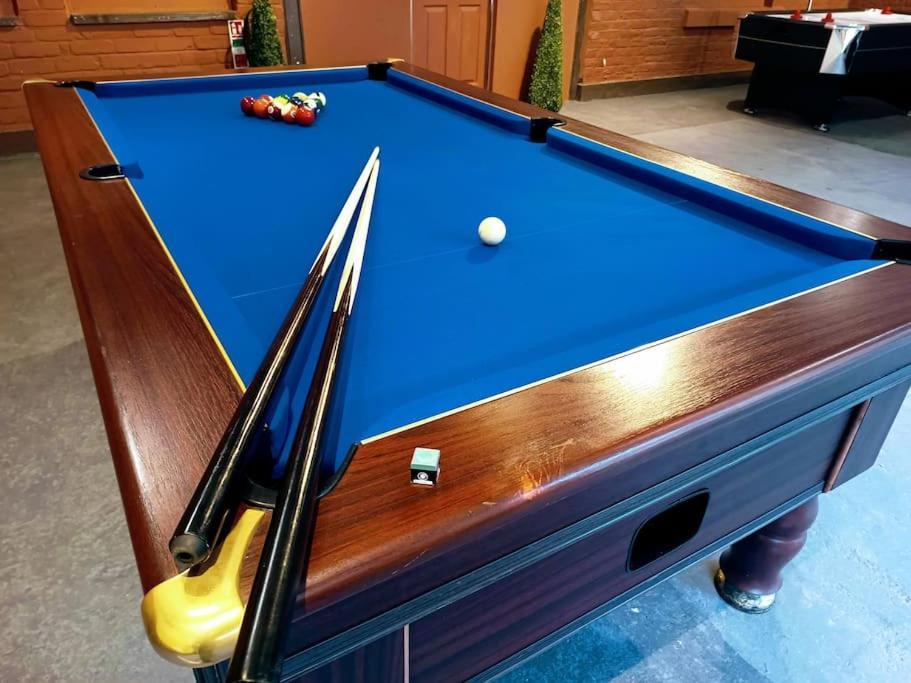 The West Wing At Eriviat Hall Hot Tub Henllan  エクステリア 写真