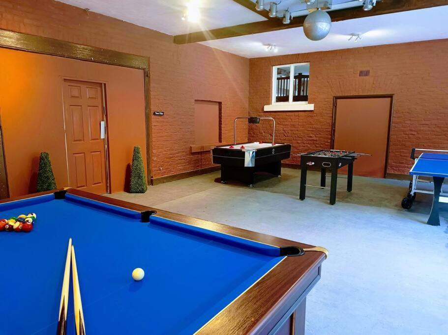 The West Wing At Eriviat Hall Hot Tub Henllan  エクステリア 写真